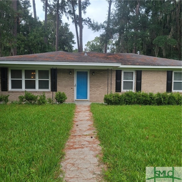 single story home with a front lawn