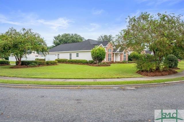 view of front facade featuring a front lawn