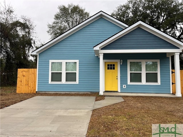 view of front of home with covered porch and fence