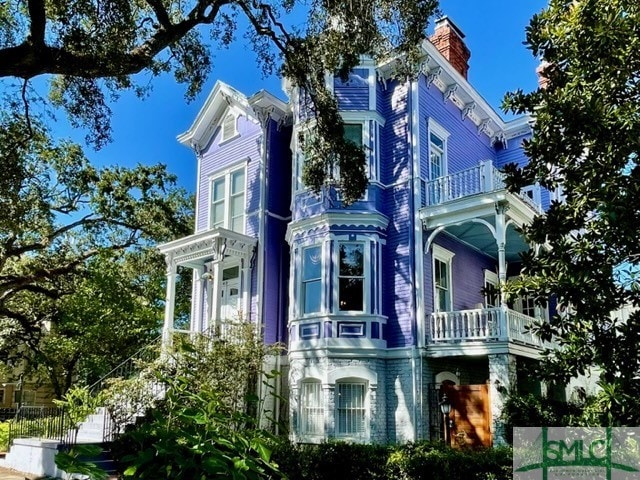 view of front of property with a balcony