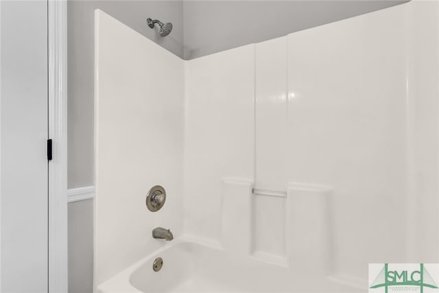 bathroom with tub / shower combination