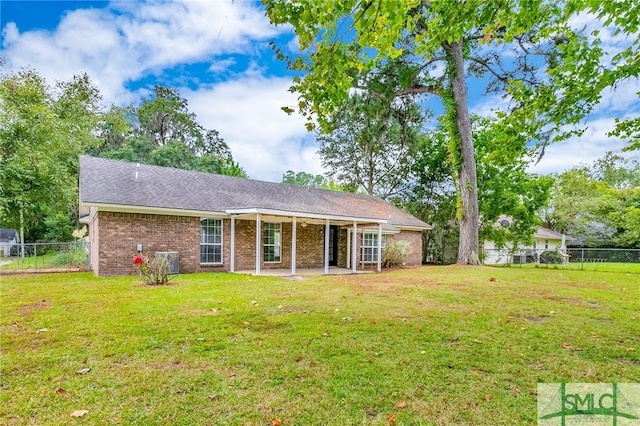 view of front of home featuring a patio and a front yard