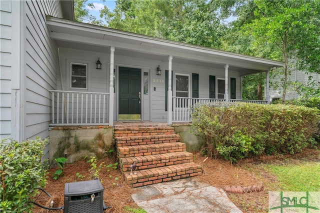 property entrance featuring a porch