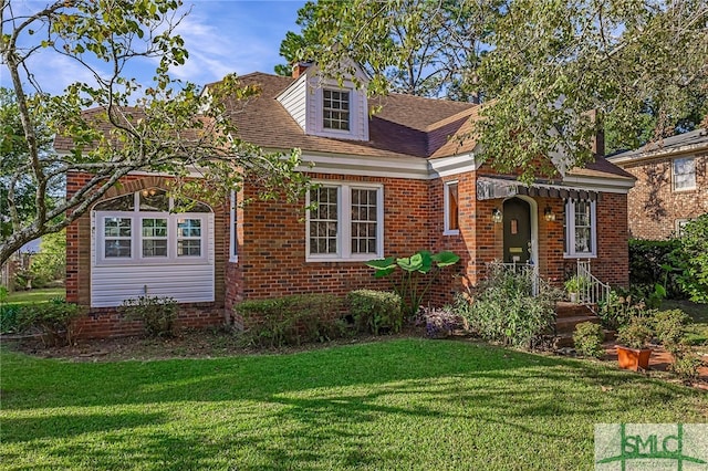 view of front of home featuring a front lawn