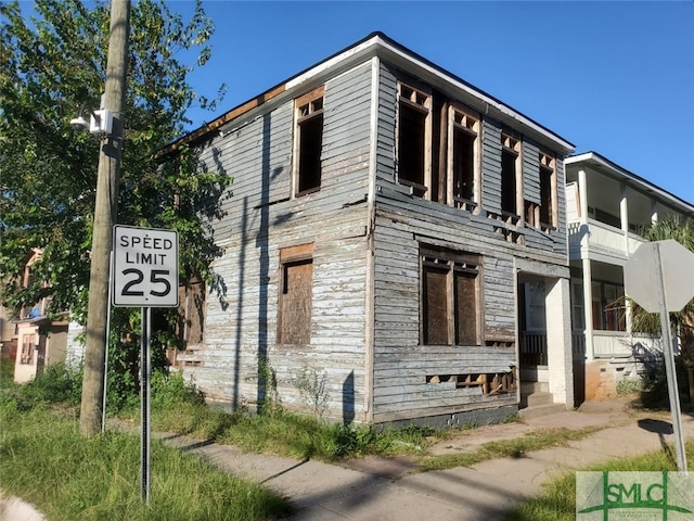 view of front of home featuring a balcony