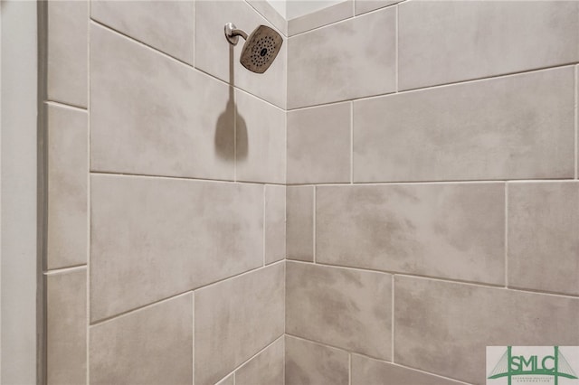 room details featuring a tile shower