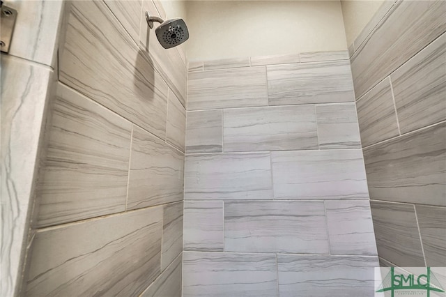 room details featuring a tile shower