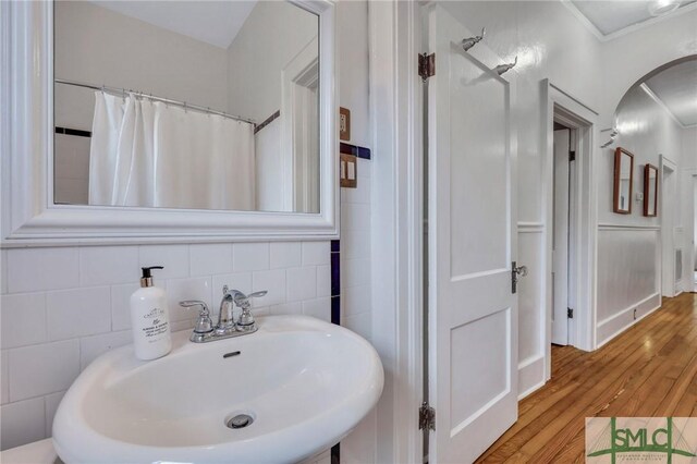 202 E 51st St, Savannah, GA 31405 - full bathroom featuring a sink, wood finished floors, a shower with curtain, and crown molding
