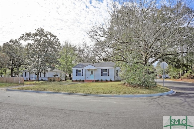 view of front facade featuring a front lawn