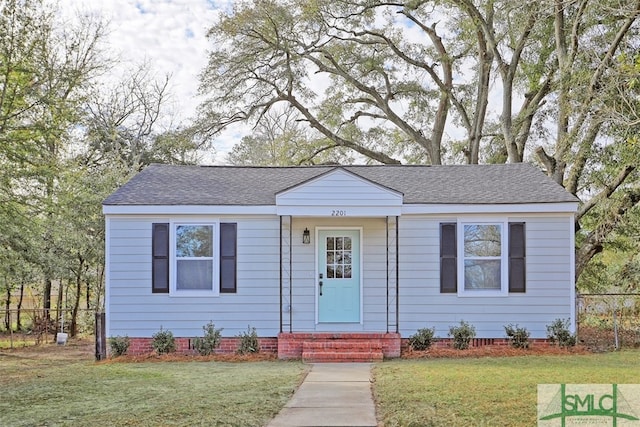 view of front of house featuring a front lawn