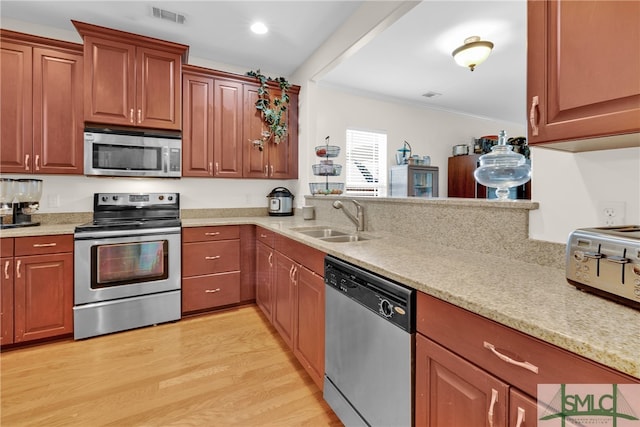 kitchen featuring light hardwood / wood-style flooring, stainless steel appliances, crown molding, and sink