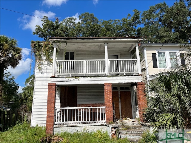 view of front of property featuring a balcony