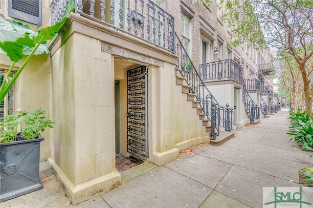 115 W Gordon St, Savannah, GA 31401 - entrance to property with brick siding