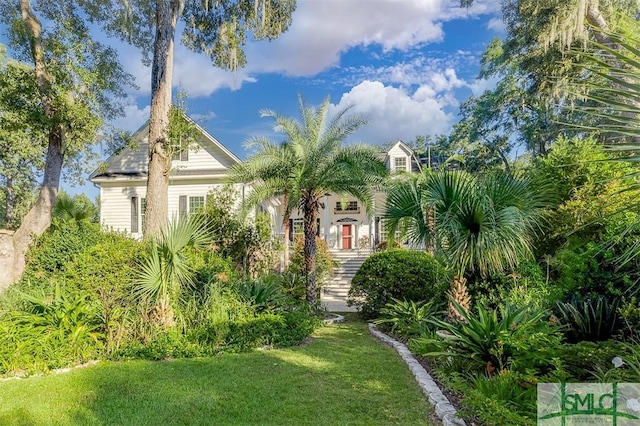 view of front of house featuring a front lawn