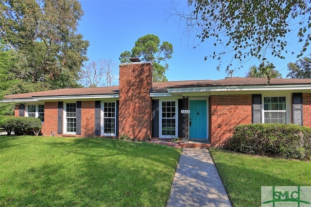 single story home featuring a front lawn