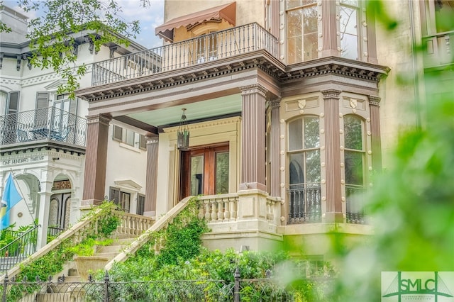 entrance to property featuring a balcony