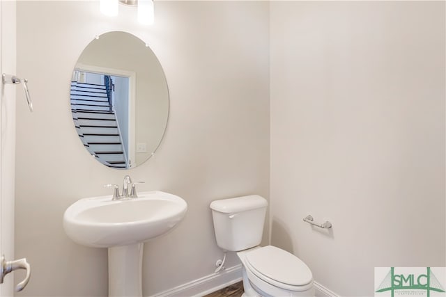 bathroom featuring toilet and sink