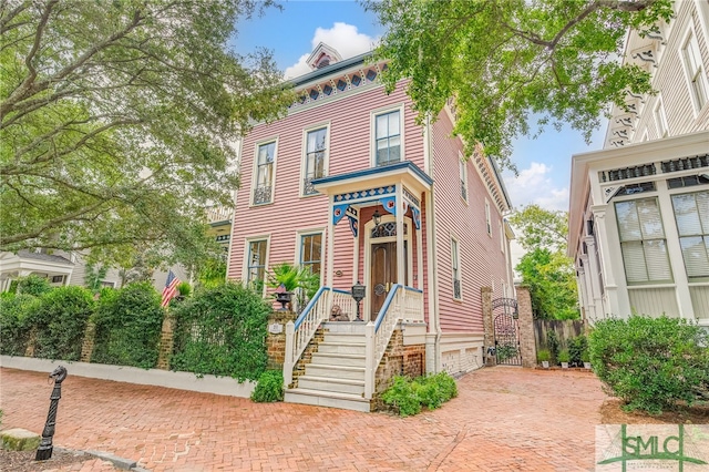 view of italianate home