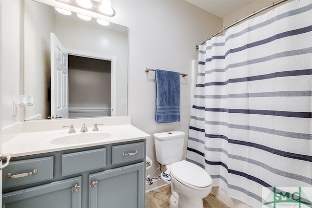 full bathroom with a shower with shower curtain, vanity, and toilet