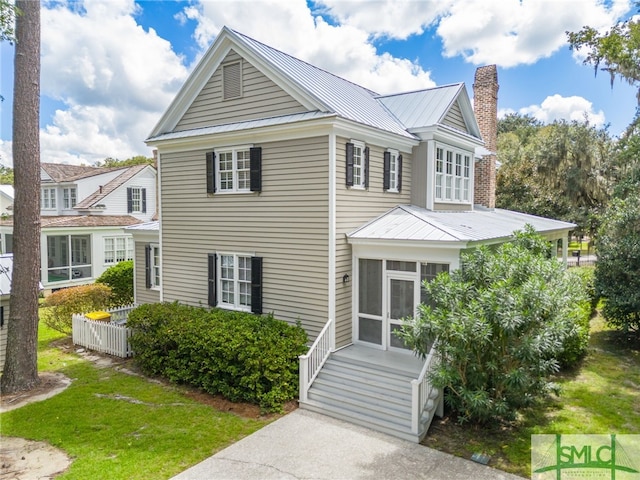 view of front of house with a front yard