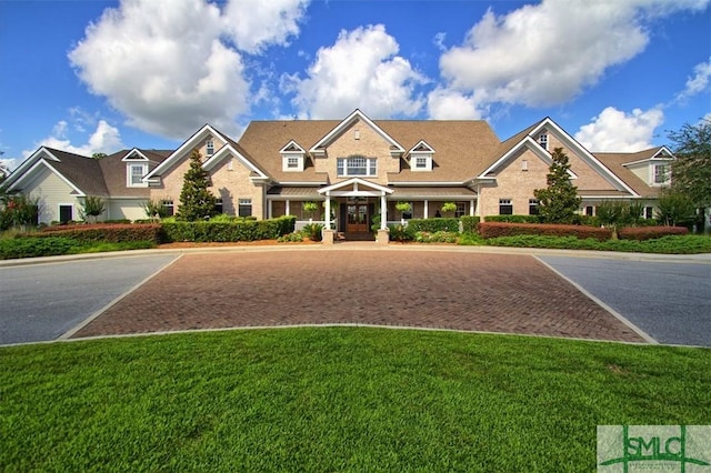 craftsman house featuring a front lawn