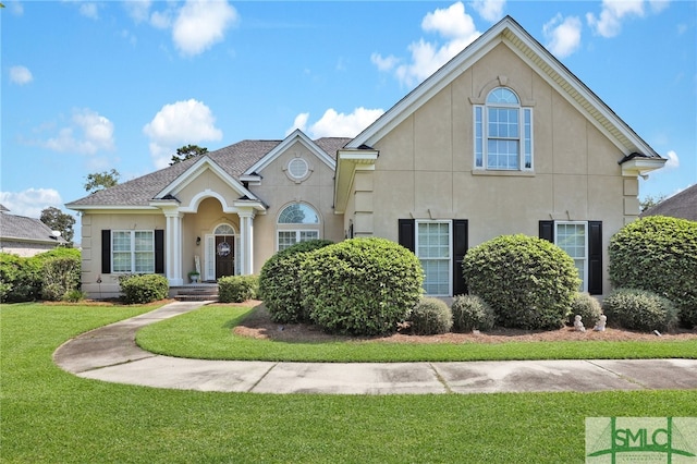 view of front property featuring a front lawn