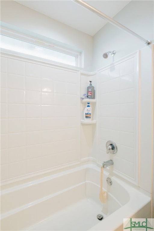 bathroom with tiled shower / bath