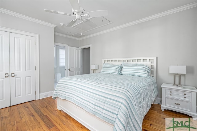 bedroom featuring ornamental molding, a closet, light hardwood / wood-style floors, and ceiling fan