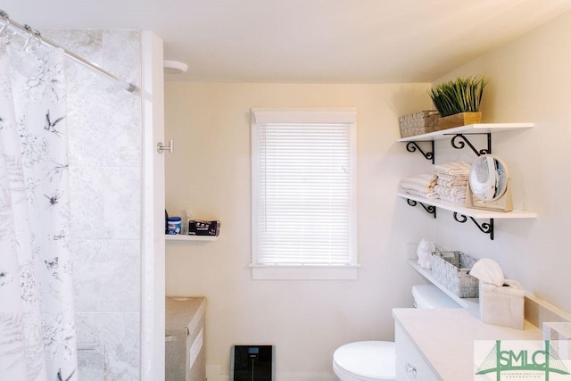 full bathroom featuring toilet, a healthy amount of sunlight, vanity, and a shower with shower curtain