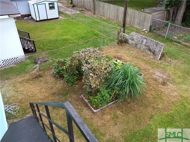 view of yard featuring a storage shed