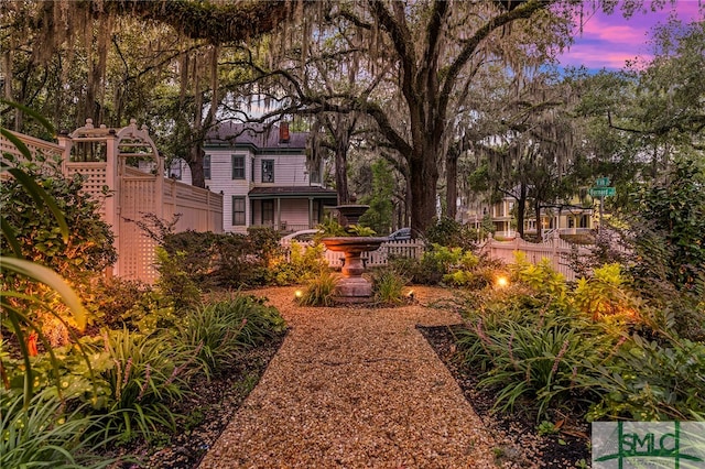 view of yard at dusk