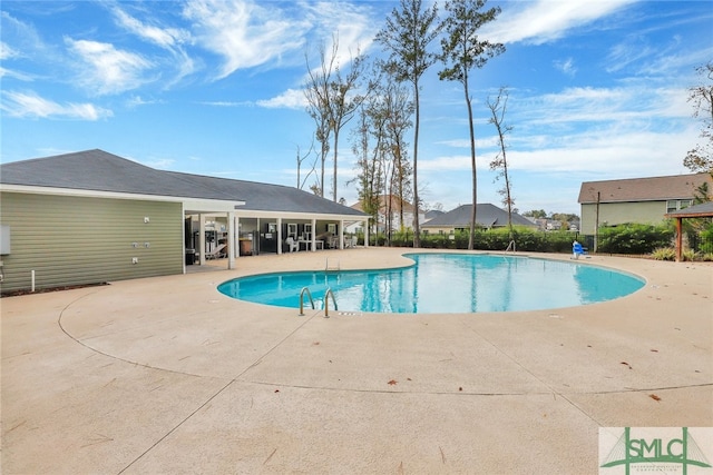 view of swimming pool featuring a patio