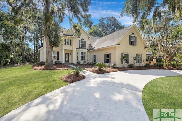 view of front of home featuring a front lawn