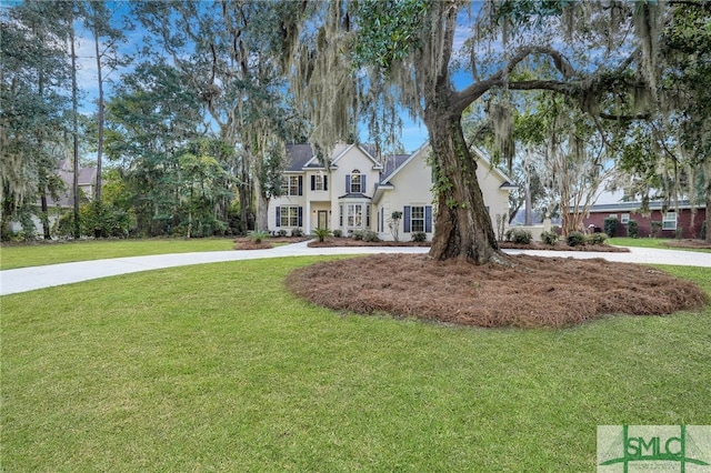 view of front facade with a front yard