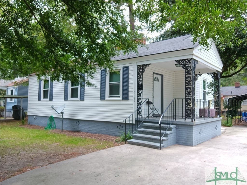 view of front of property