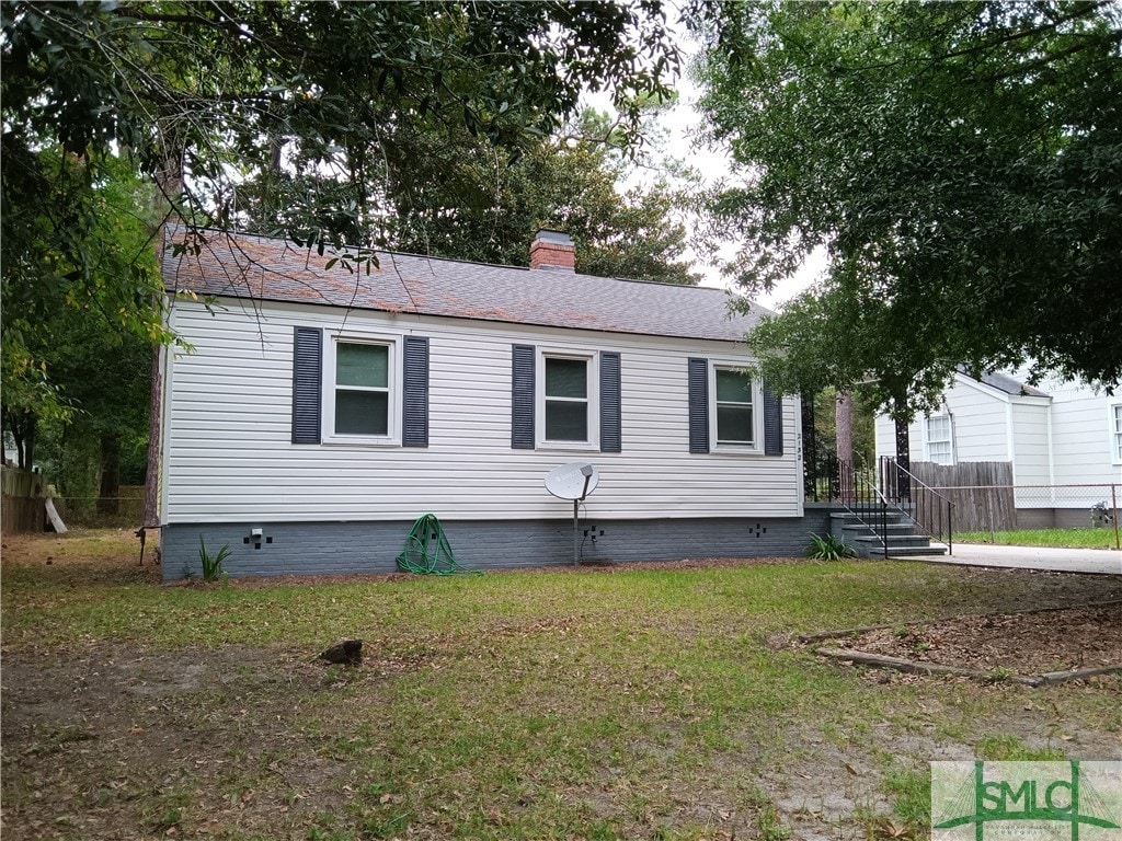 view of side of property featuring a yard