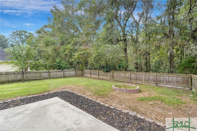 view of yard featuring a patio area