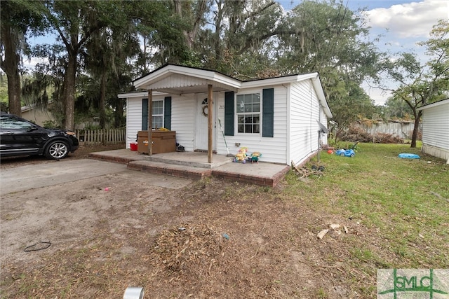 view of front of home with a front yard and covered porch