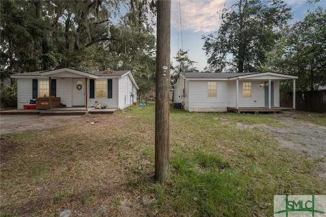 view of front of home featuring a lawn