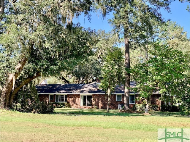 ranch-style home featuring a front lawn