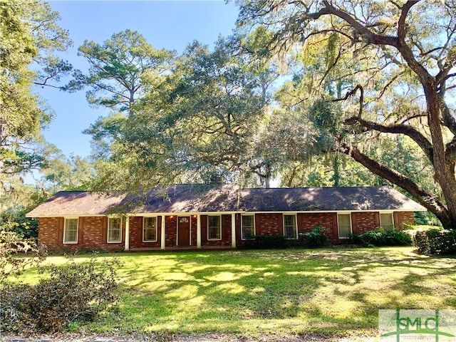 single story home featuring a front yard