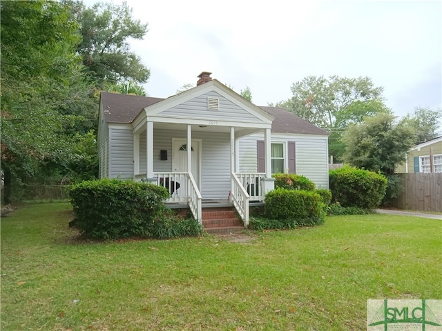 view of front of home featuring a front lawn and covered porch