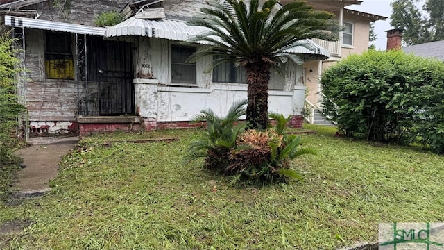 view of front of house featuring a front lawn