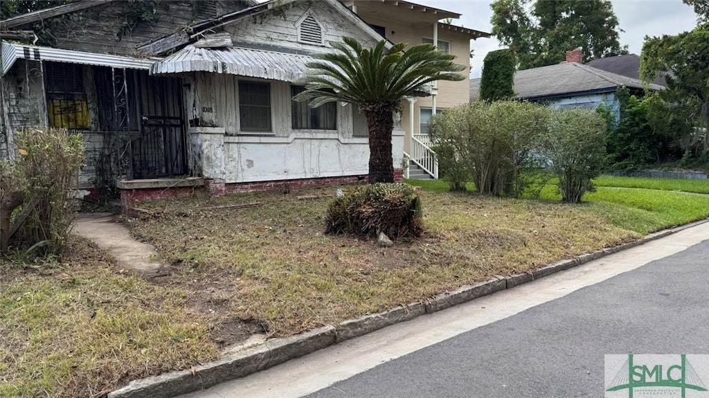 view of front facade with a front yard