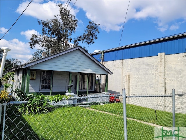 view of front of house with a front yard