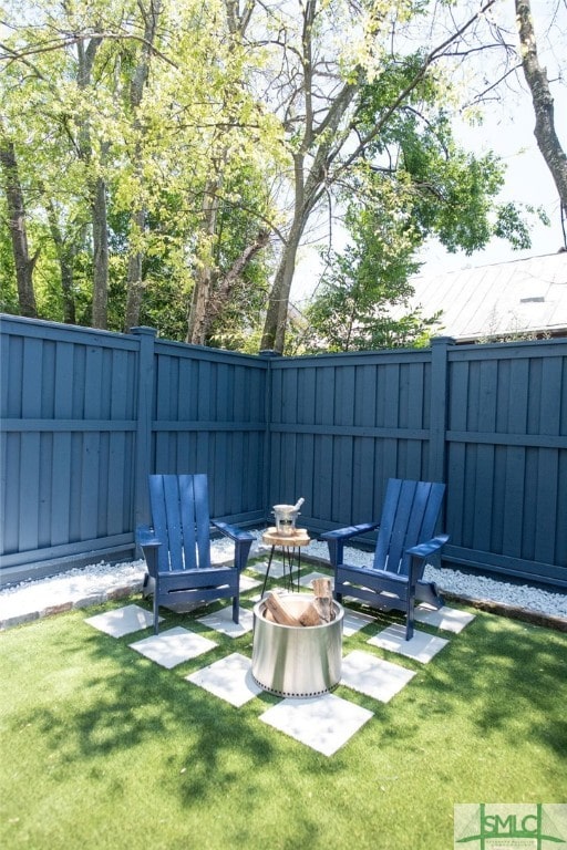 view of yard featuring an outdoor fire pit