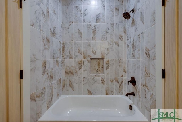 bathroom with tiled shower / bath combo