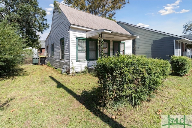 view of front of home with a front lawn