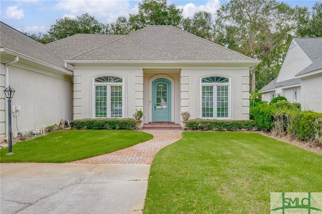 view of front of property featuring a front yard