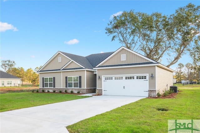 craftsman-style home featuring cooling unit, a front lawn, and a garage